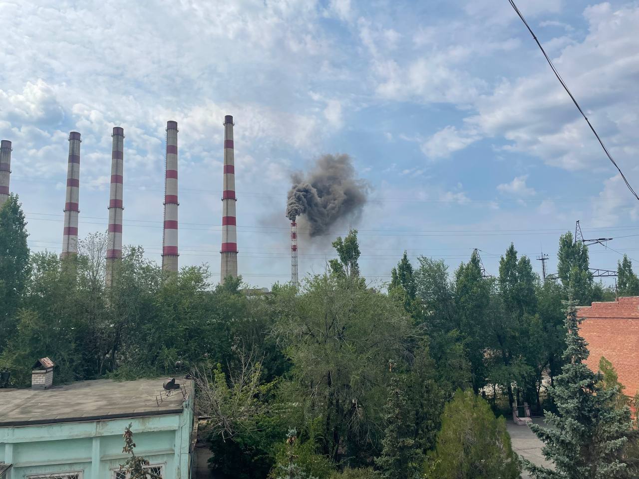 Возгорание произошло в районе абразивного завода в Волжском