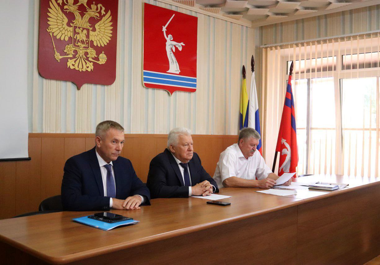 Глава Жирновского района досрочно покидает свой пост