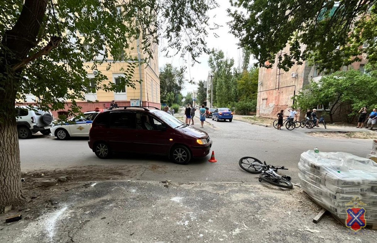 Мальчик-велосипедист попал в больницу после столкновения с машиной в Волгограде