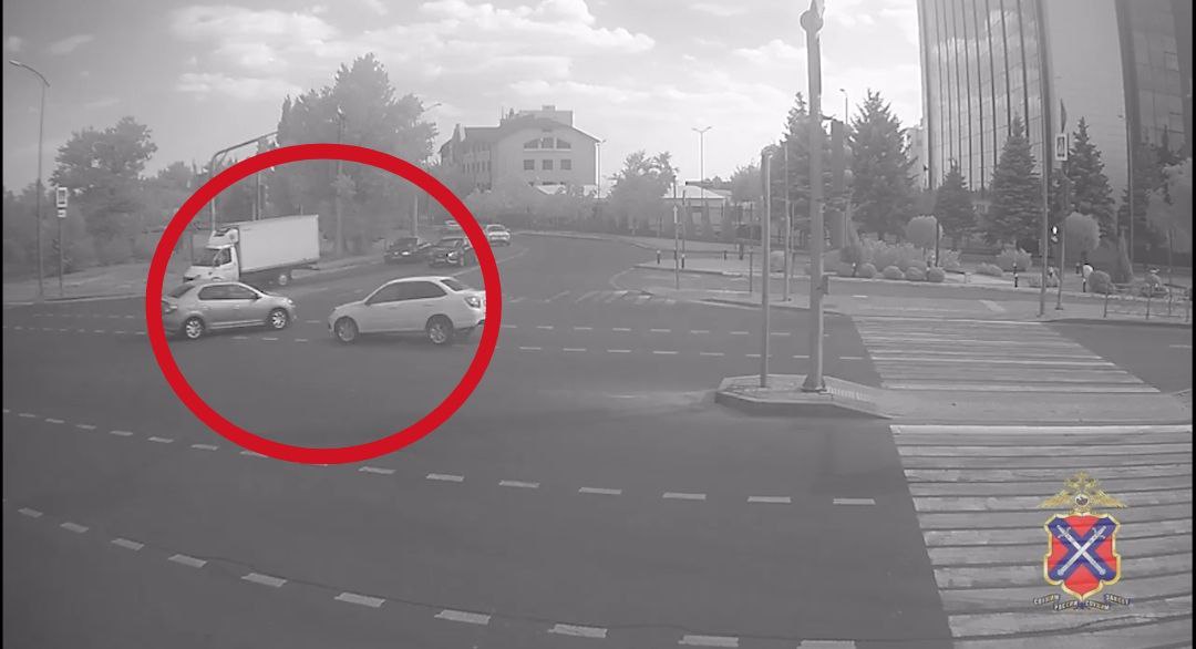 Видеокамеры сняли момент ДТП с двумя пострадавшими в Волгограде