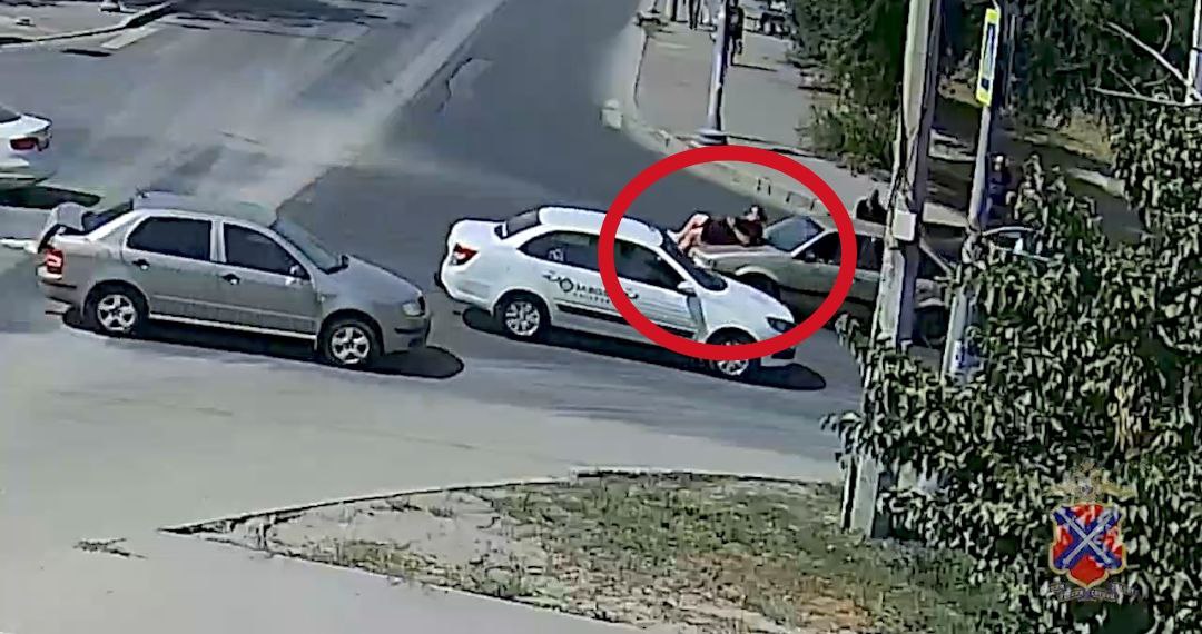 Видео: в Волгограде водитель наехал на женщину и провез ее на капоте