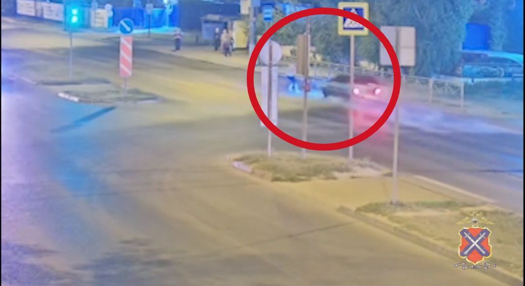 Видеокамеры сняли, как машина сбила пешехода в Волгограде