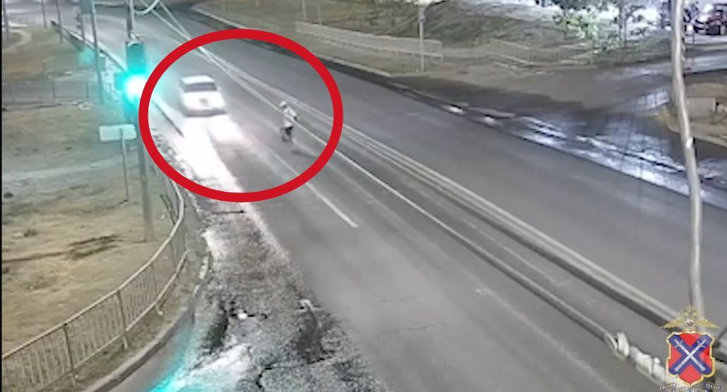 Видеокамеры зафиксировали момент наезда на пешехода в Волгограде