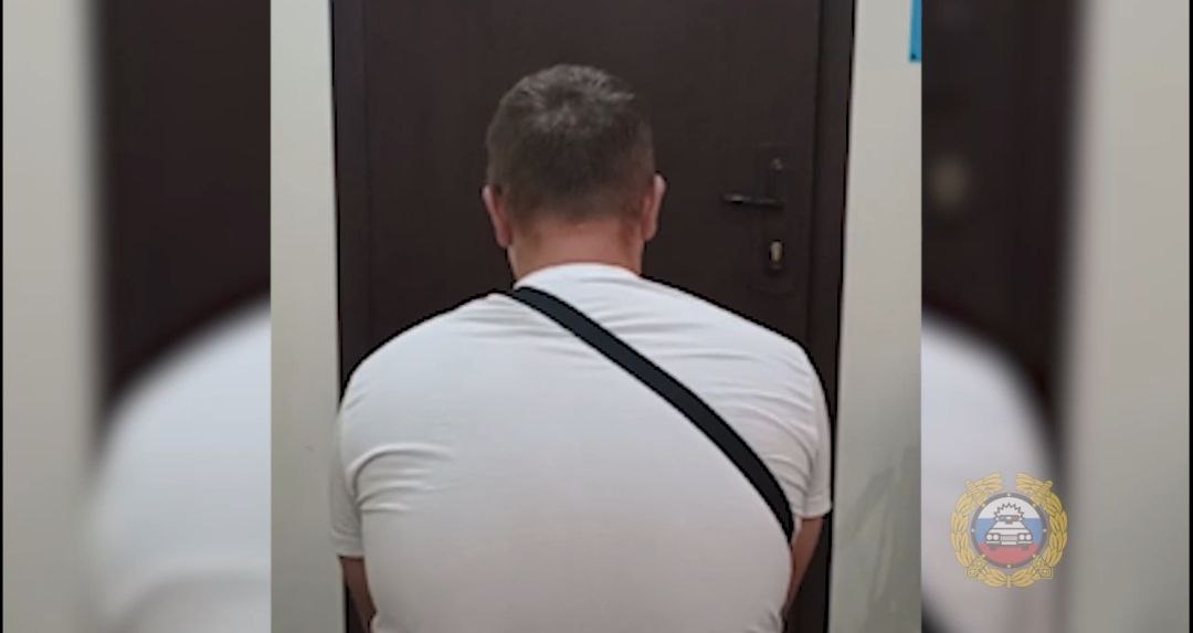 Ехал на капоте: в Волжском привлекли к ответственности водителя и пассажира иномарки