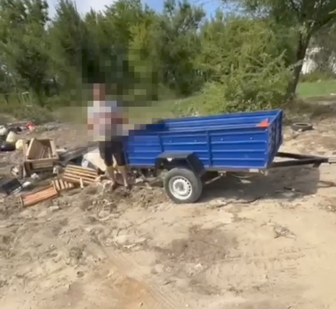 Под Волгоградом мужчину «поймали» за регулярным сбросом мусора возле контейнера