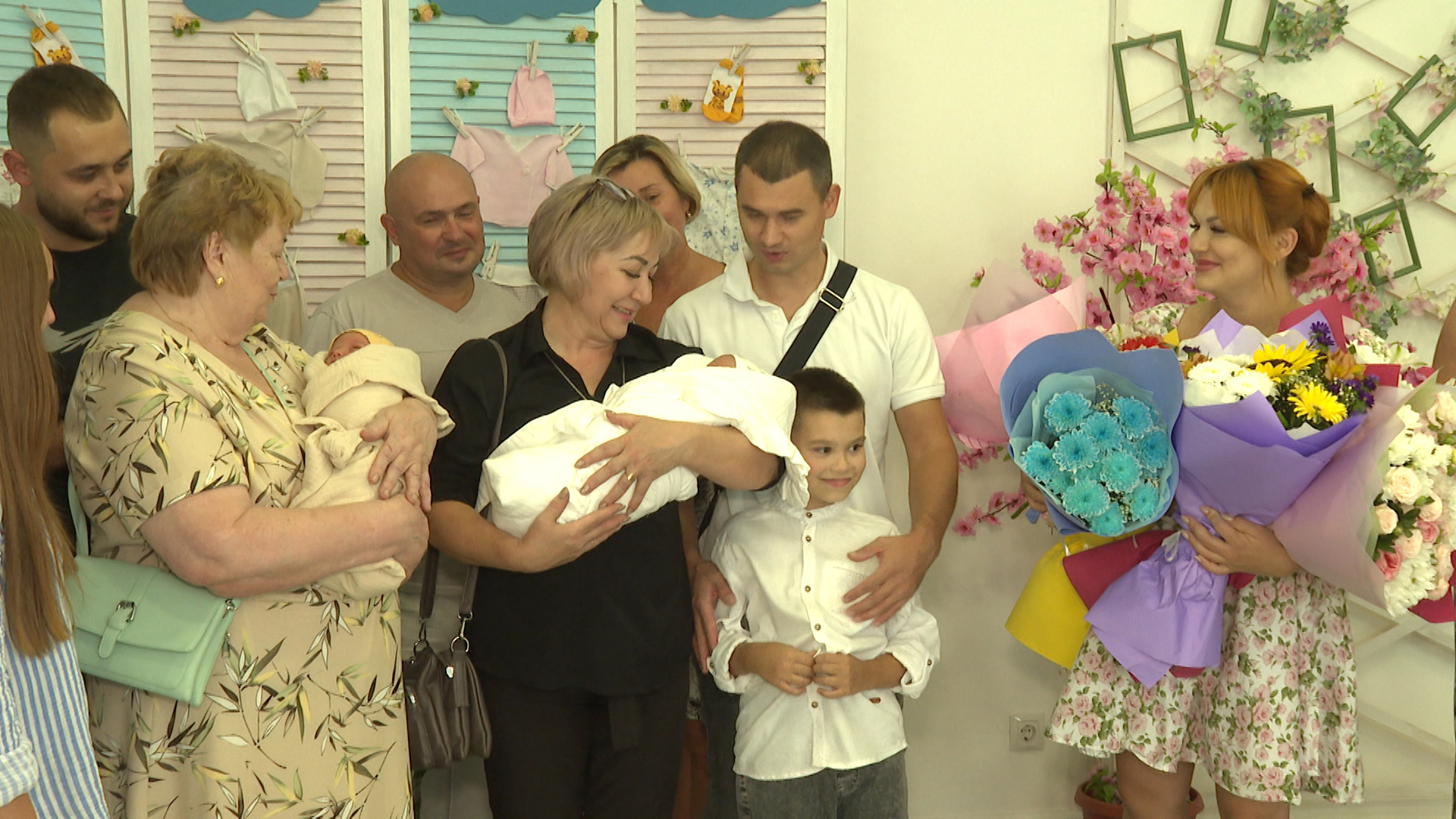Проголосовавшая сразу после родов волгоградка выписалась с двумя малышами