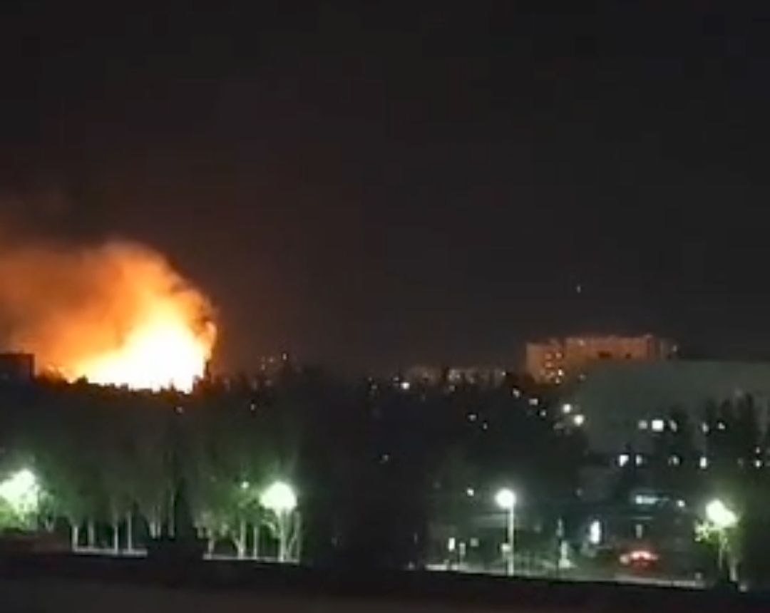 Горящий мусор на площади 300 квадратных метров тушат в Волжском
