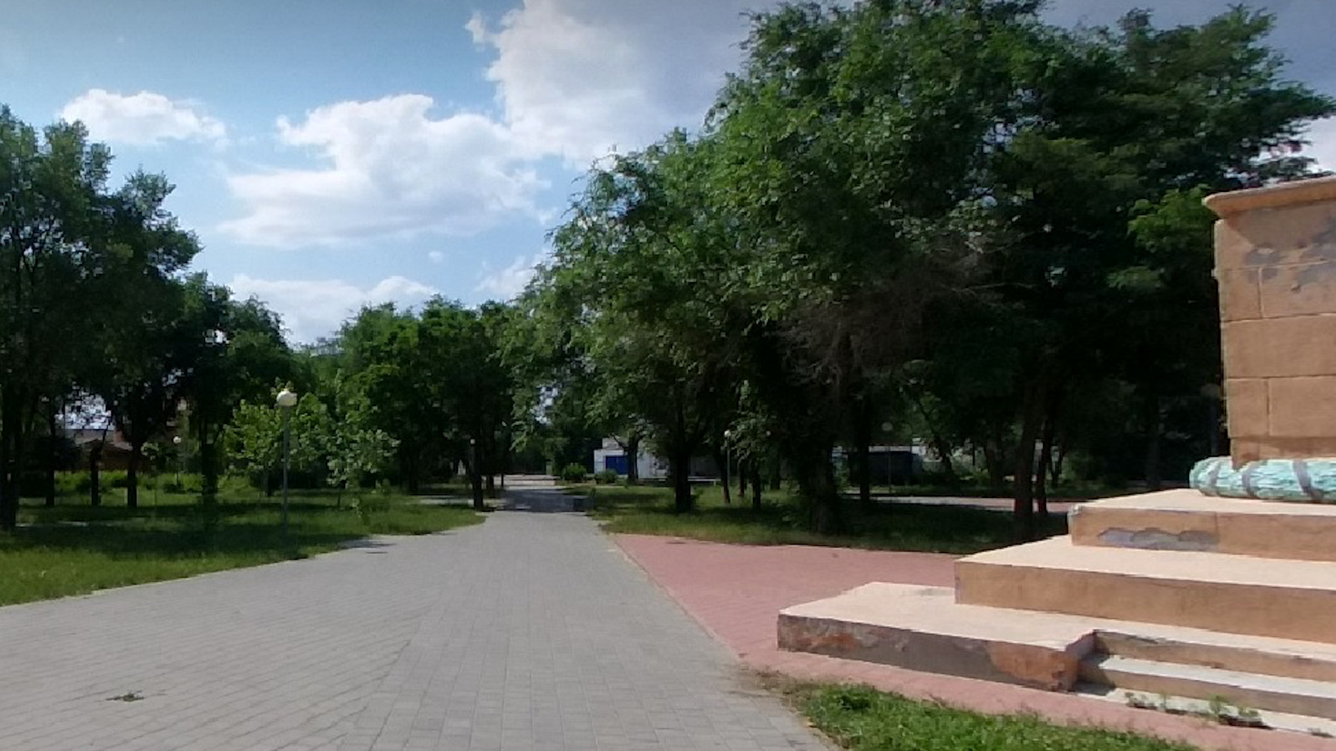 Разрушенный памятник на улице Радомской в Волгограде потребовал больше времени на ремонт