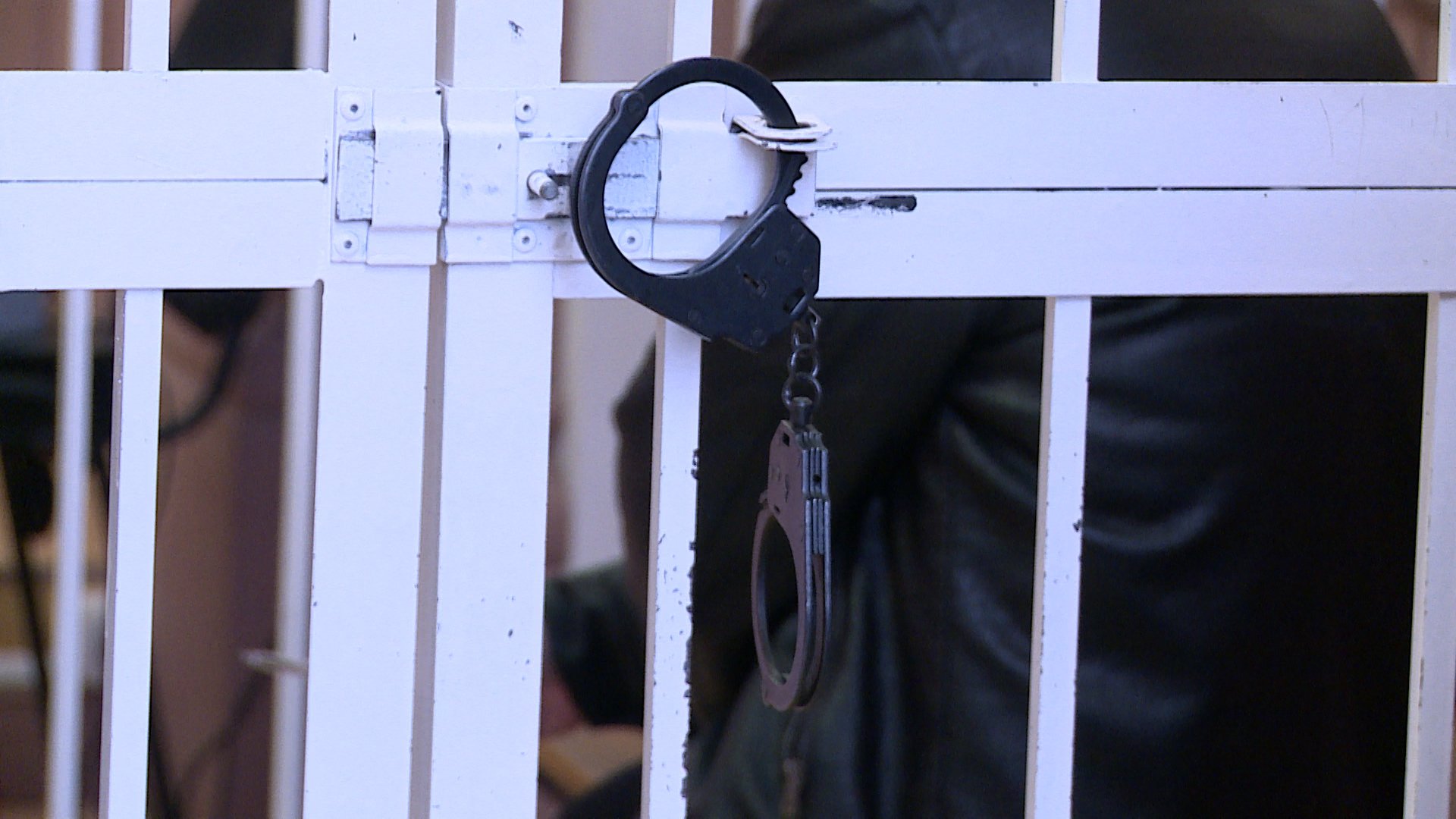 В Волжском полицейские задержали серийного грабителя цепочек