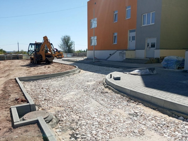 Территорию строящегося детского сада начали благоустраивать на Нижнем Тракторном в Волгограде