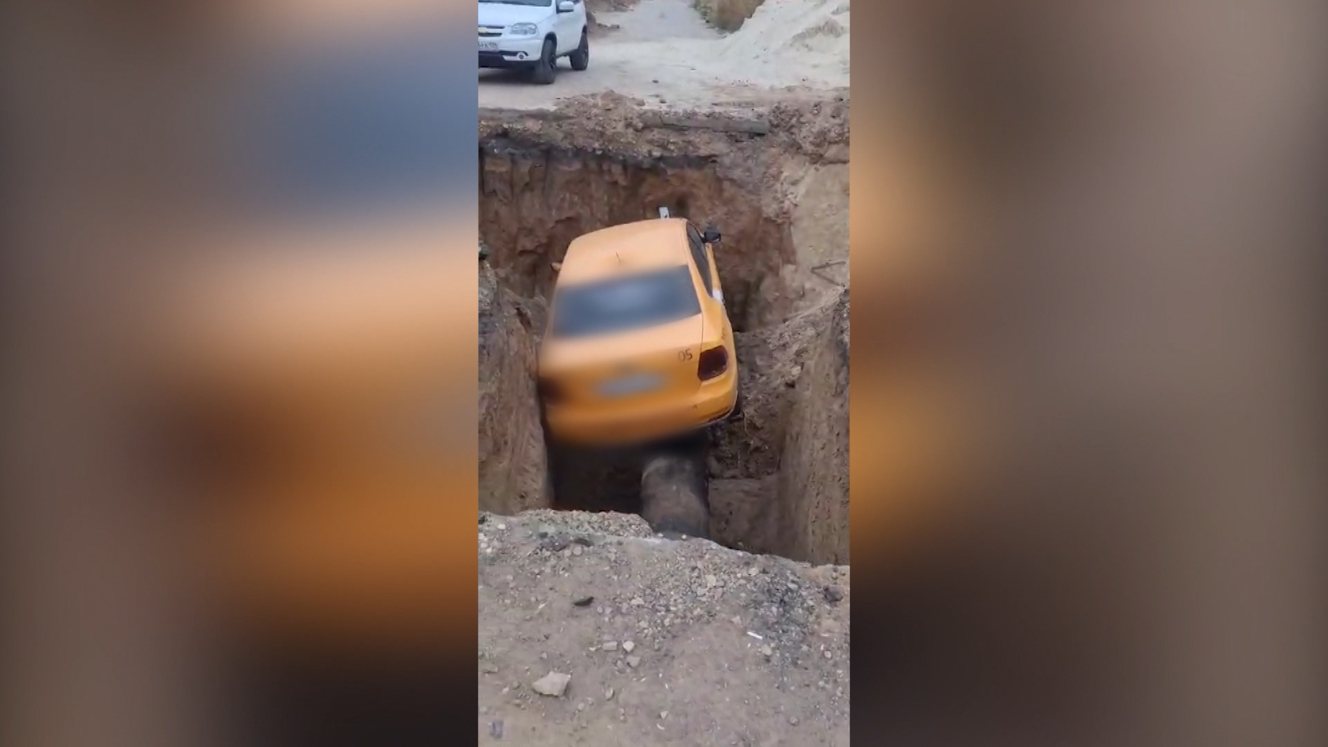 В Волгограде такси провалилось в коммунальную траншею на газовую трубу