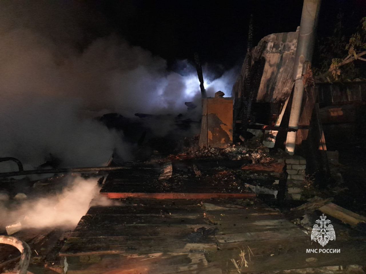 Пожар в деревянном доме унес жизни двоих человек под Волгоградом