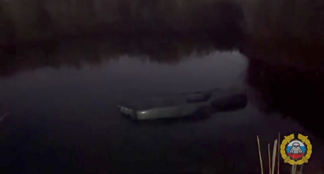 Двое людей погибли, вылетев на машине с плотины в водоем под Волгоградом