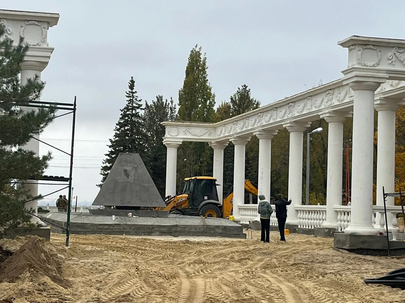 Благоустройство территории мемориала первостроителям Волжского завершается