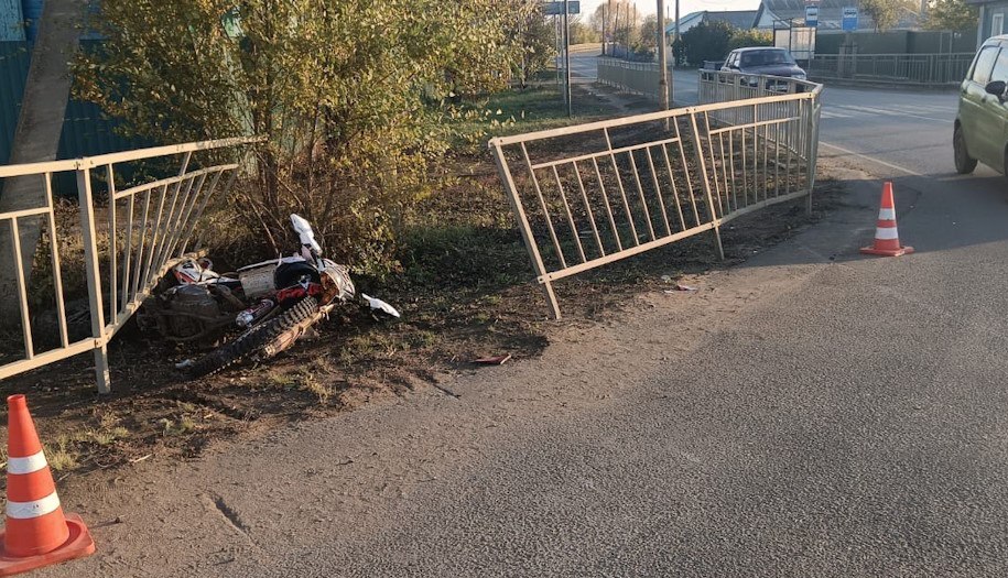 Под Волгоградом водитель питбайка без прав оказался в больнице после столкновения с машиной
