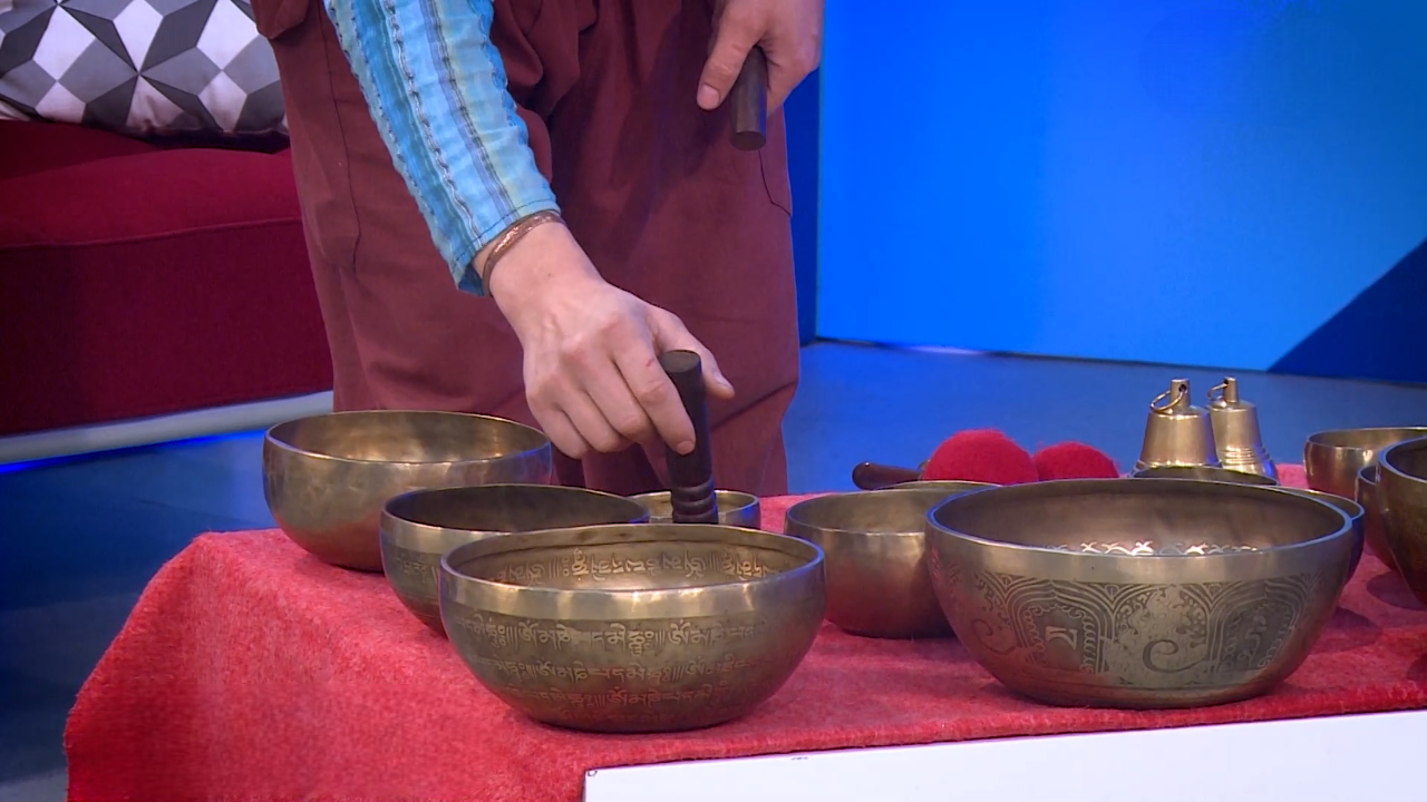 Сеанс звукотерапии: волгоградец показал, как успокоиться при помощи поющих чаш