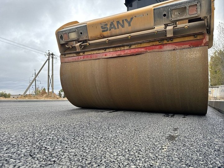 На Семи Ветрах в Волгограде завершили укладку второго слоя дорожного покрытия