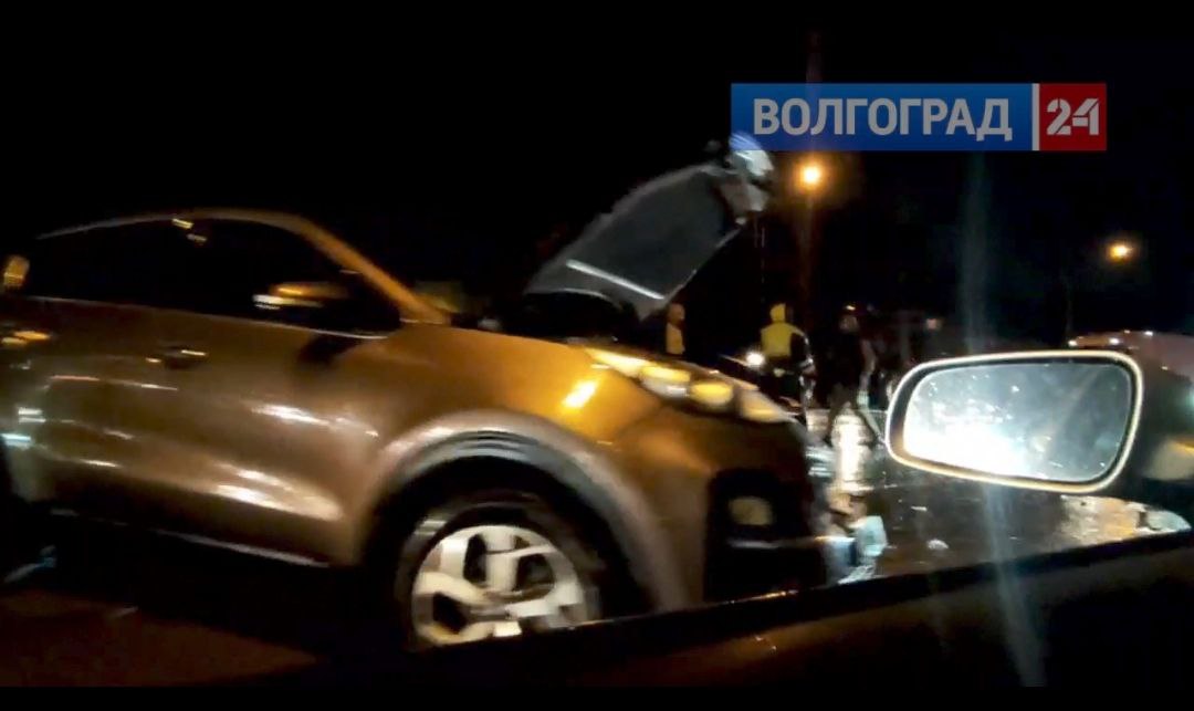 Водитель ВАЗа погиб в ДТП с легковушкой, кроссовером и фурой на севере Волгограде