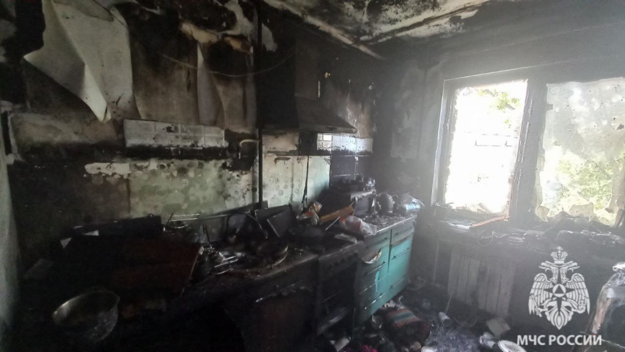 Двоих людей спасли и десятерых эвакуировали из-за пожара в доме в Волгограде