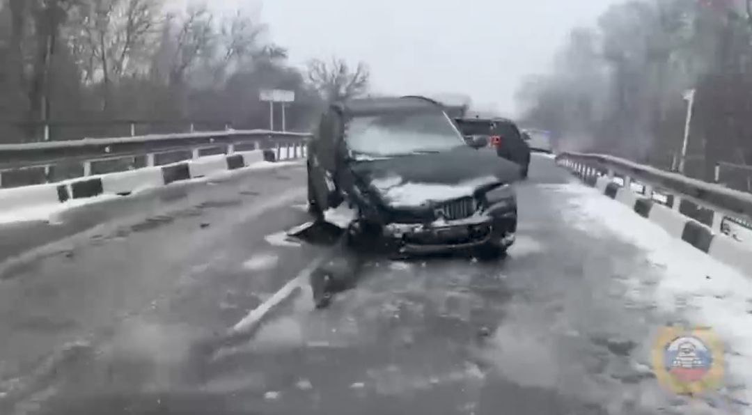 На заснеженной трассе под Волгоградом погиб пассажир Mercedes, водитель в больнице