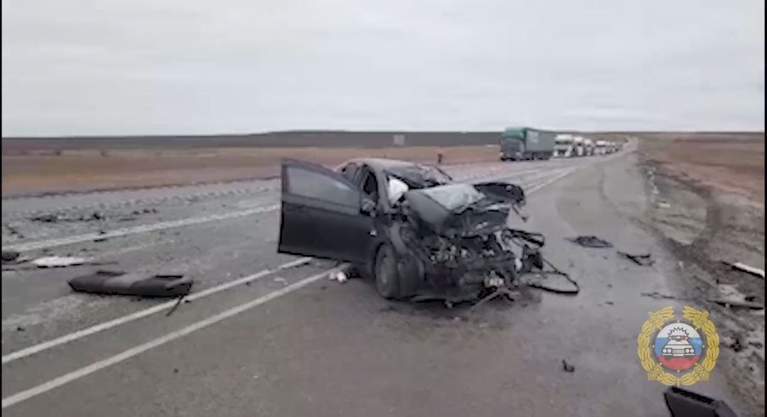 На трассе в Волгоградской области погиб водитель и пострадали двое пассажиров