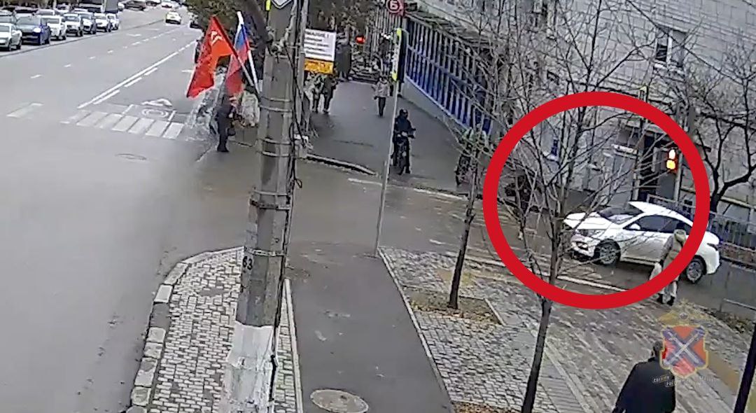 Момент наезда на пешехода в центре Волгограда попал на камеры