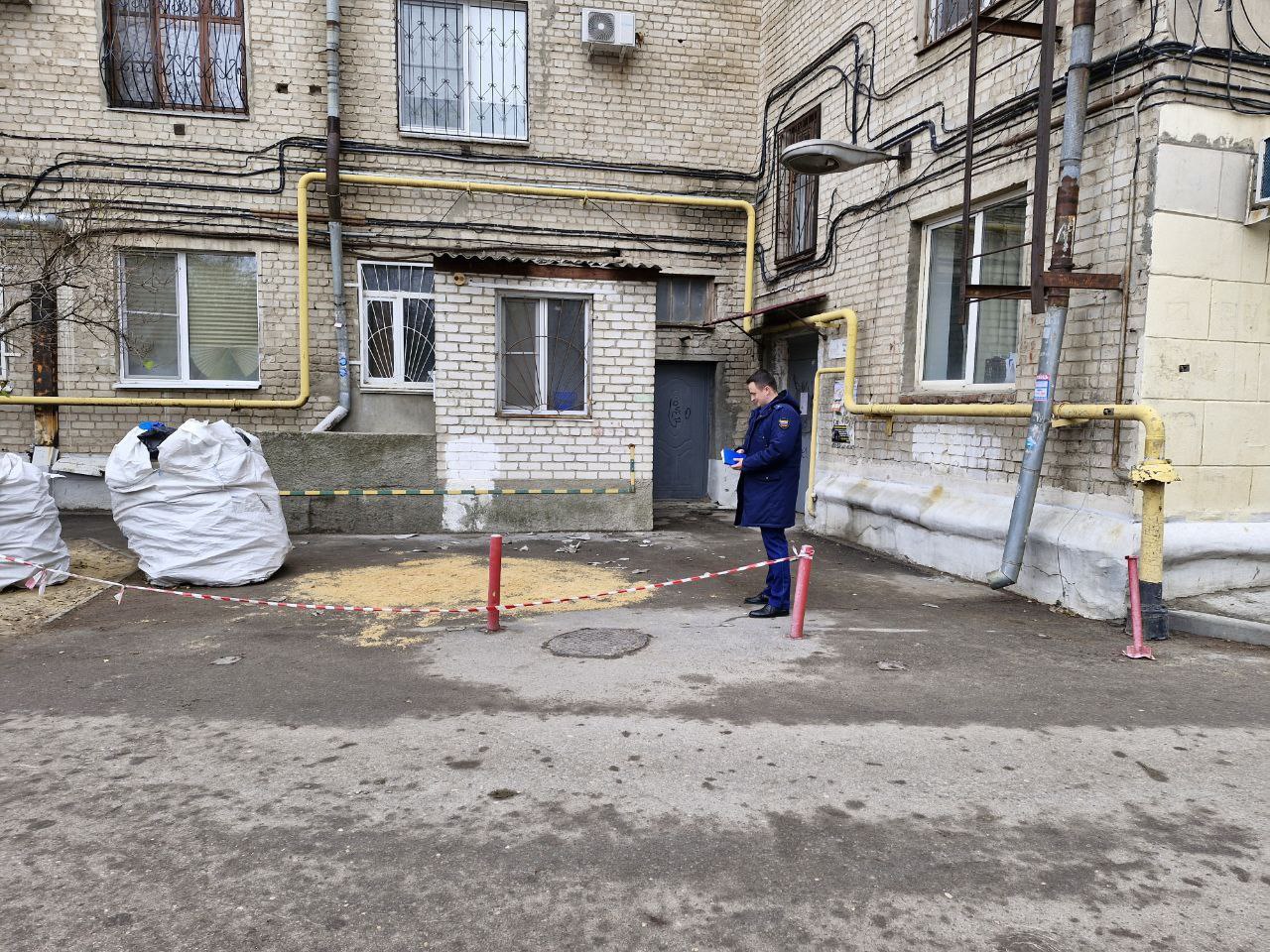 Молодой строитель разбился при ремонте кровли дома на улице Краснознаменской Волгограда