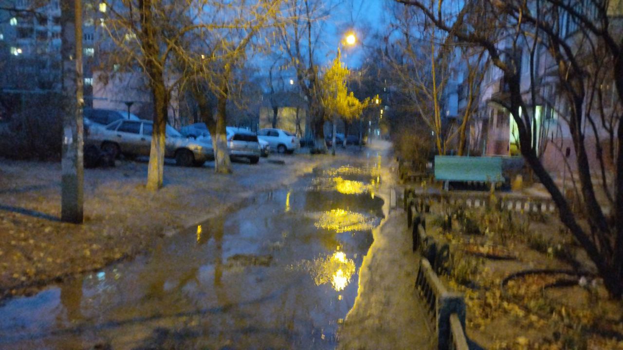 Без воды и отопления: волгоградцы сообщают о потопе в Тракторозаводском районе
