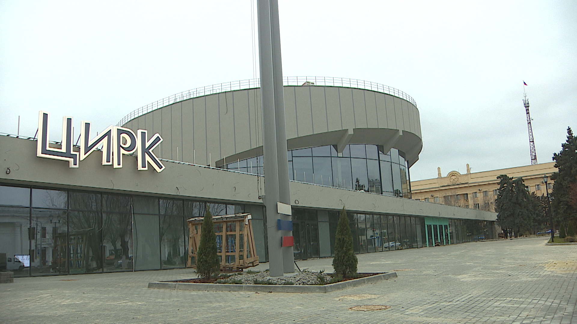 Реконструкция продолжается: в Волгограде завершают внешнюю отделку здания цирка