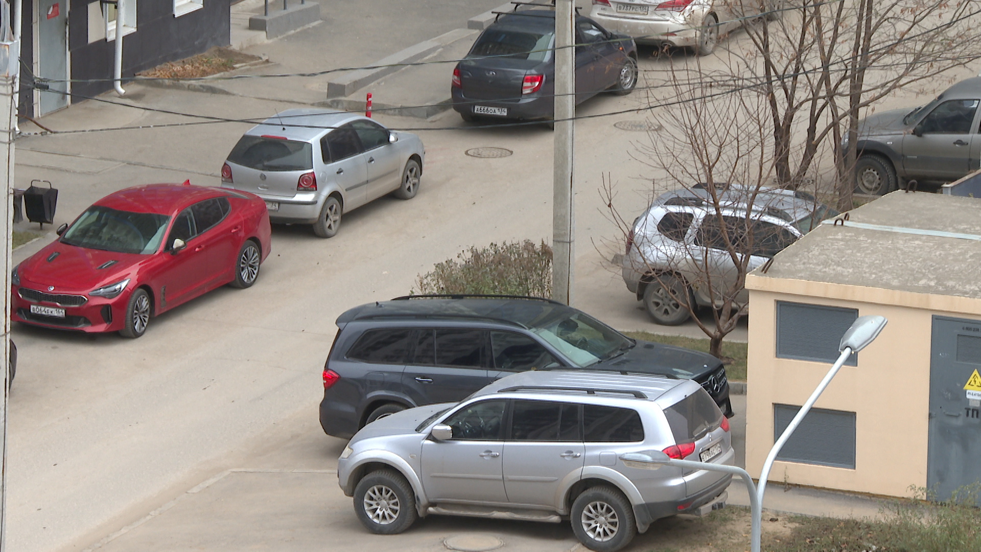 Двор не резиновый: жильцы новостройки на Семи Ветрах вынуждены бороться за парковочные места