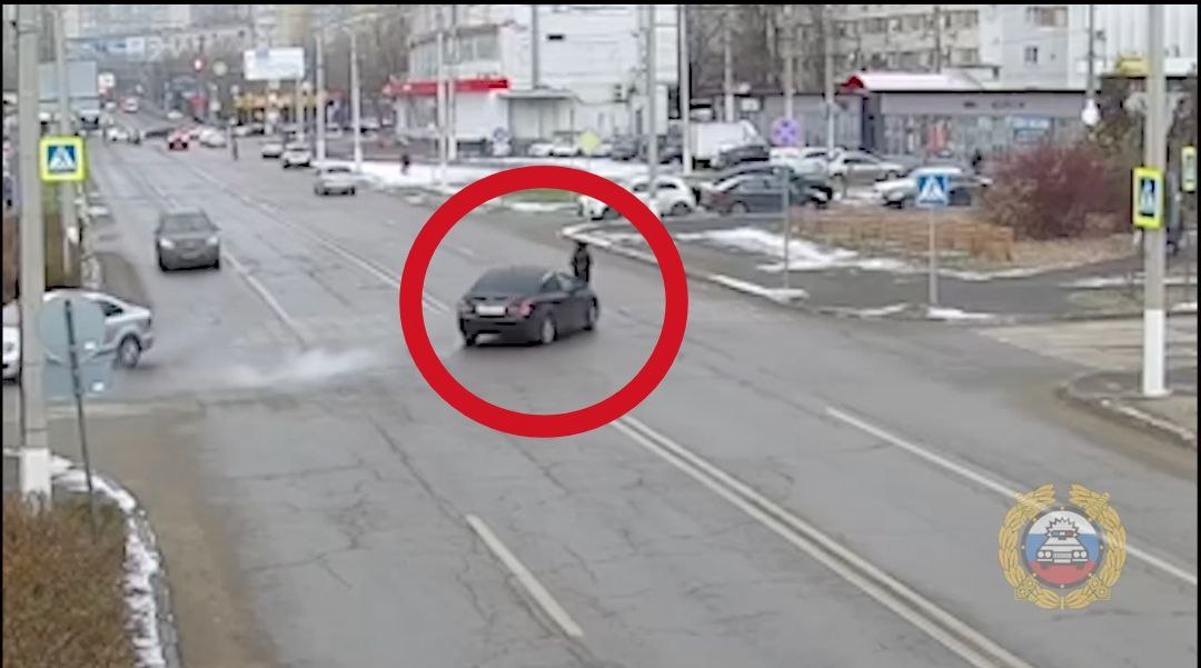 На видео попал наезд иномарки на пешехода в центре Волгограда