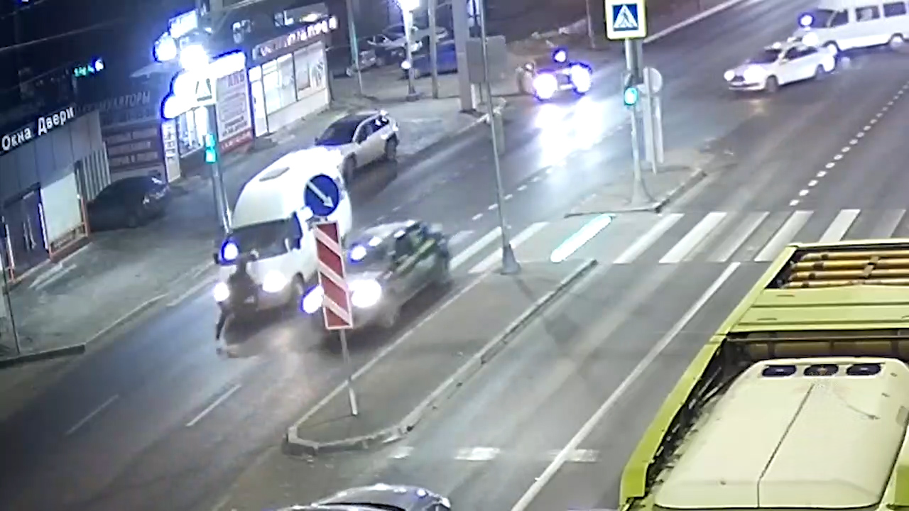 Момент наезда маршрутки на пешехода в центре Волгограда попал на камеры