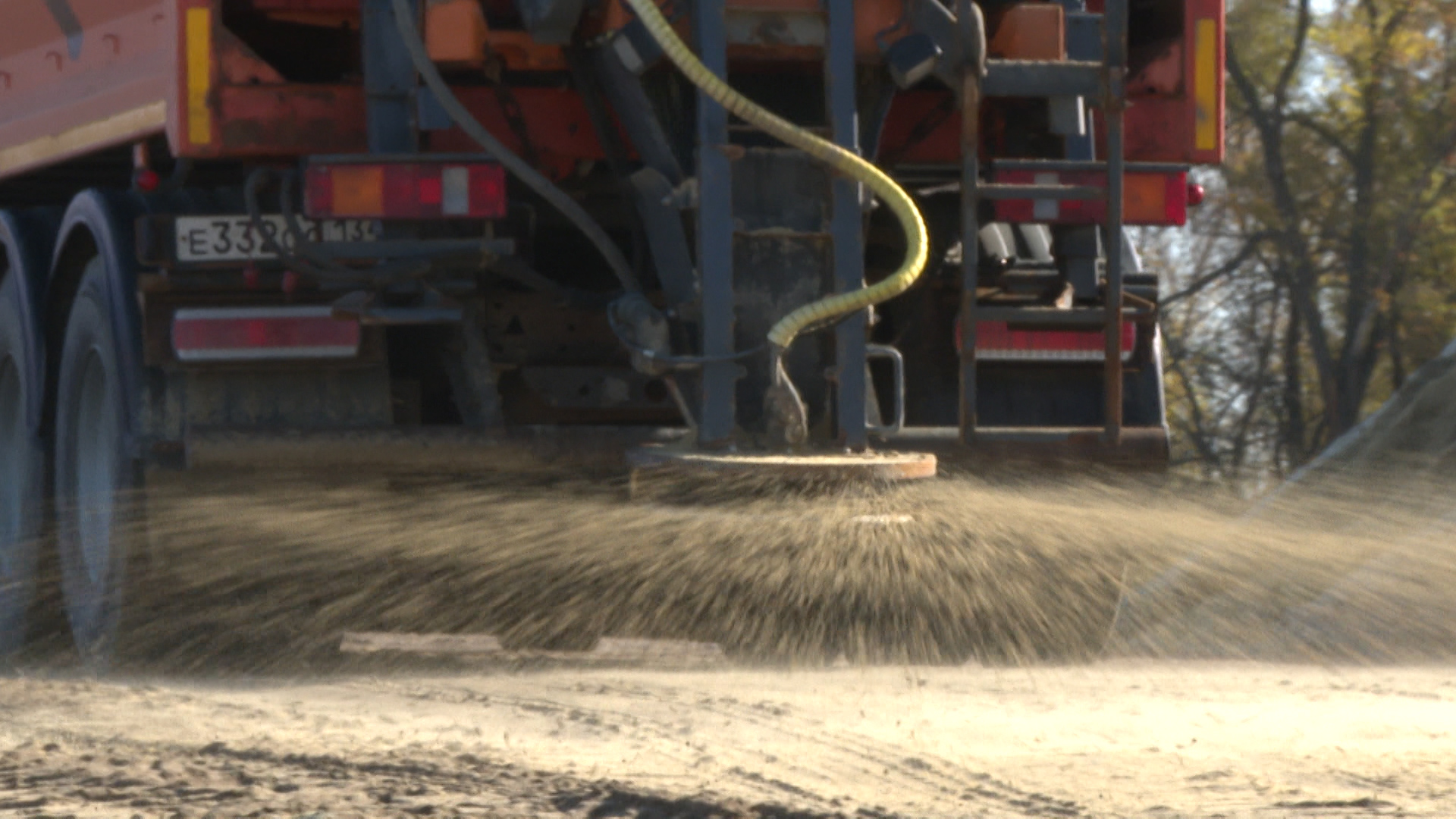 На дороги Волгоградской области нанесли 5076 тонн реагентов