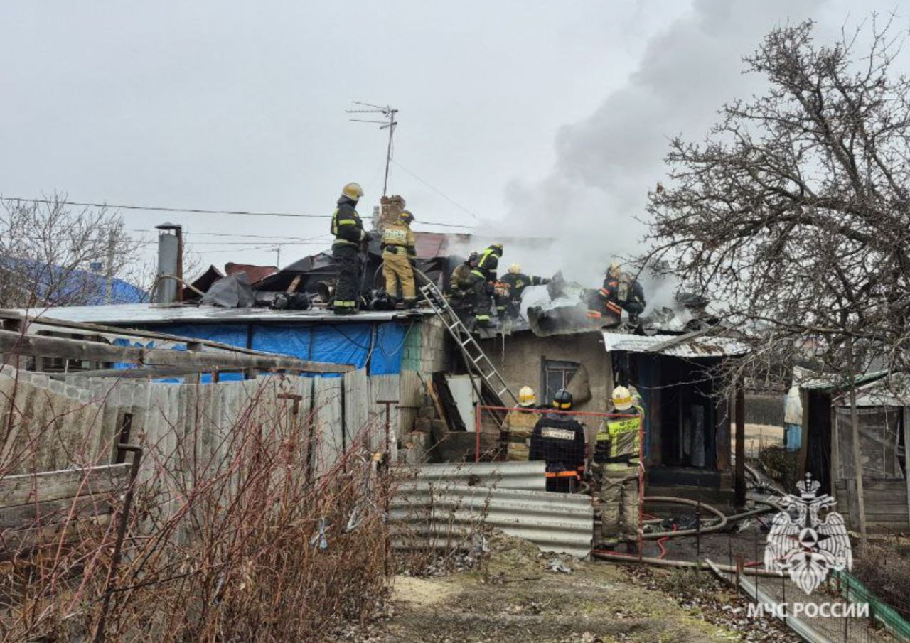 Спасатели потушили пожар в доме в Дзержинском районе Волгограда