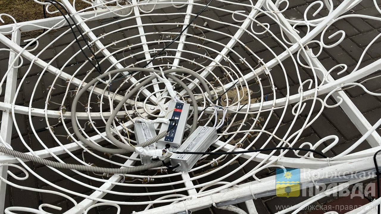 В Волжском ищут вандала, срывавшего провода с новогодних украшений