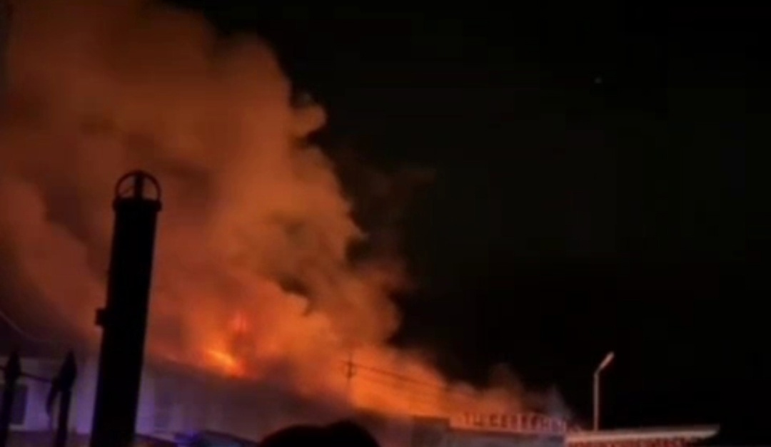 Сильный пожар потушили в ТЦ в Жирновске Волгоградской области