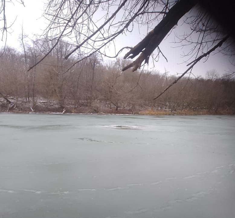 В Волгоградской области водолазы ищут рыбака в реке Бузулук