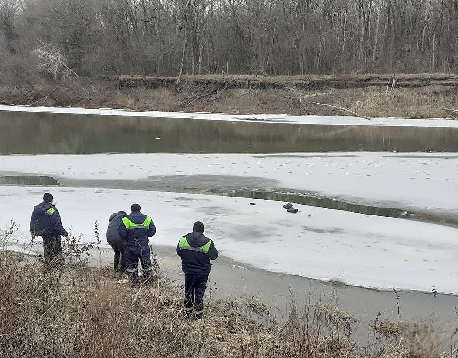 Под Волгоградом водолазы обыскивают дно реки в поисках провалившегося под лед пенсионера