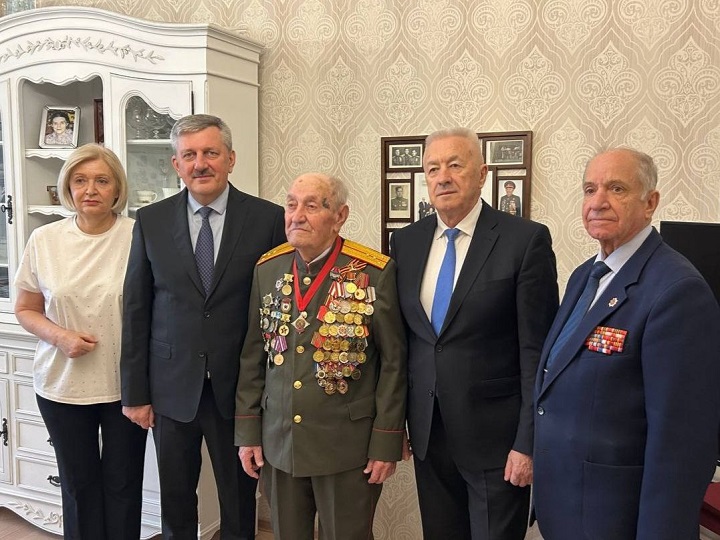 Волгоградский ветеран Евгений Рогов получил медаль в честь 80-летия Великой Победы