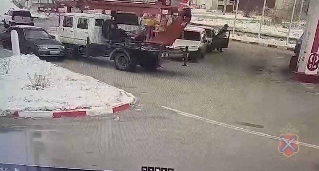 Водитель устроил ДТП на заправке под Волгоградом, забыв поставить грузовик на ручник