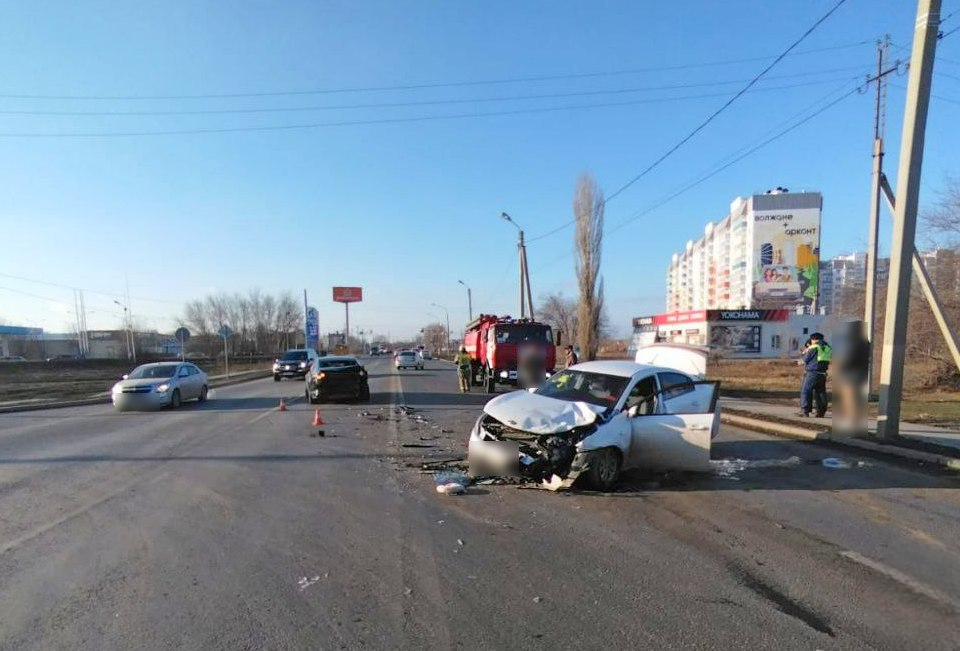 Иномарку смяло в результате ДТП в Волжском