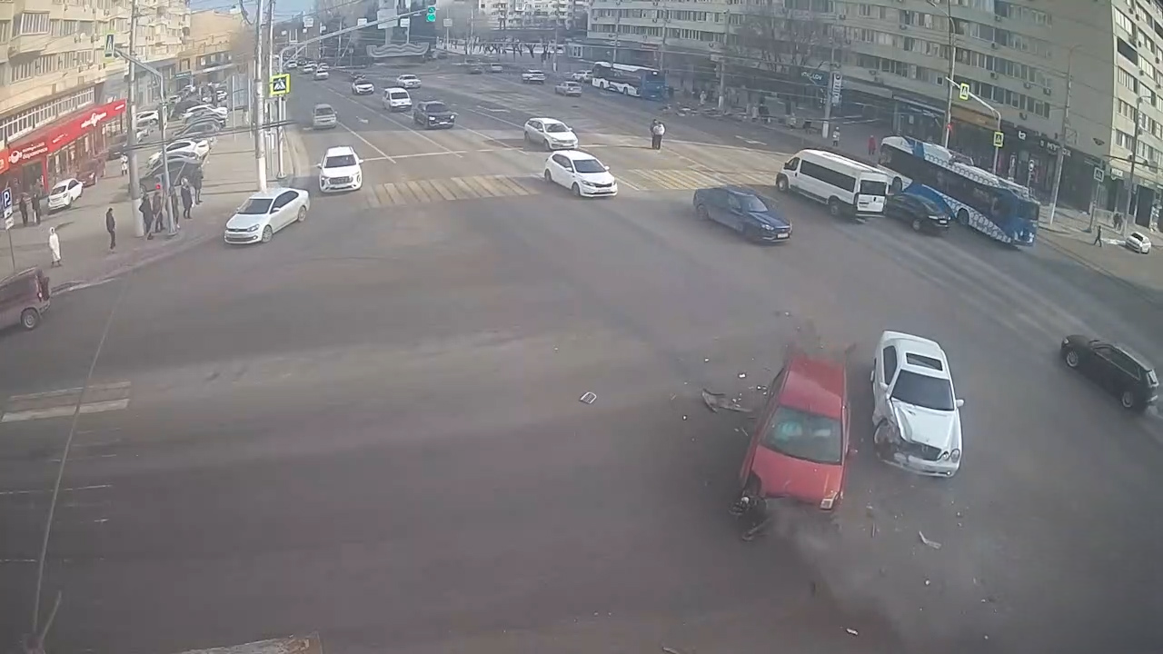 На оживленном перекрестке в центре Волгограда лоб в лоб столкнулись две иномарки