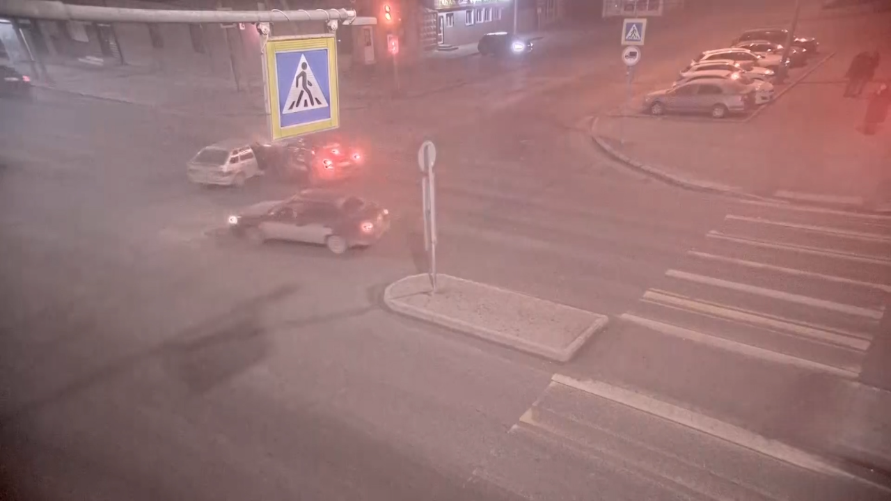 Момент столкновения двух отечественных легковушек в центре Волгограда попал на видео