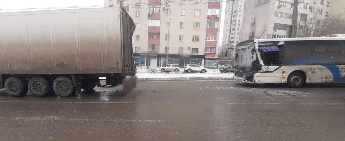 Пассажирский автобус врезался в грузовик в Советском районе Волгограда
