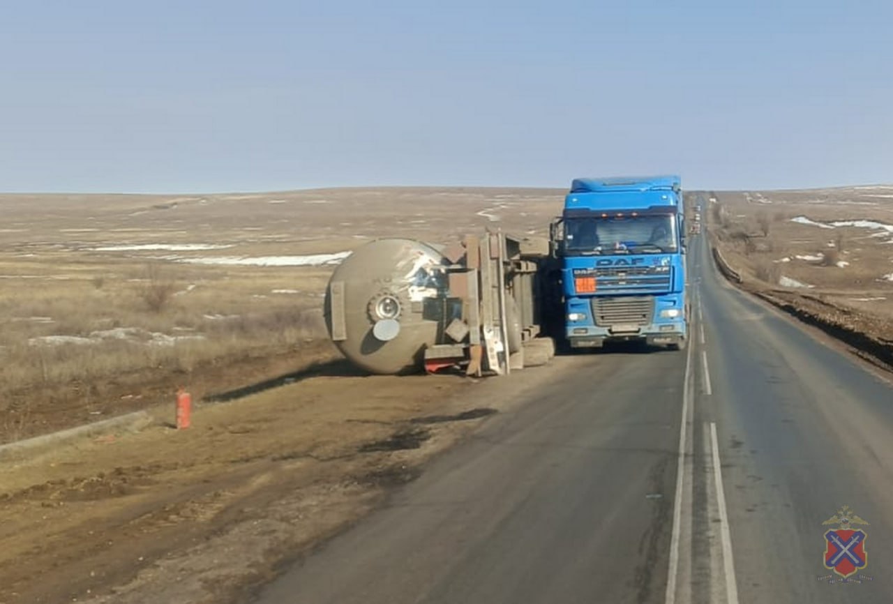 Реверсивное движение введено под Волгоградом из-за опрокидывания фуры