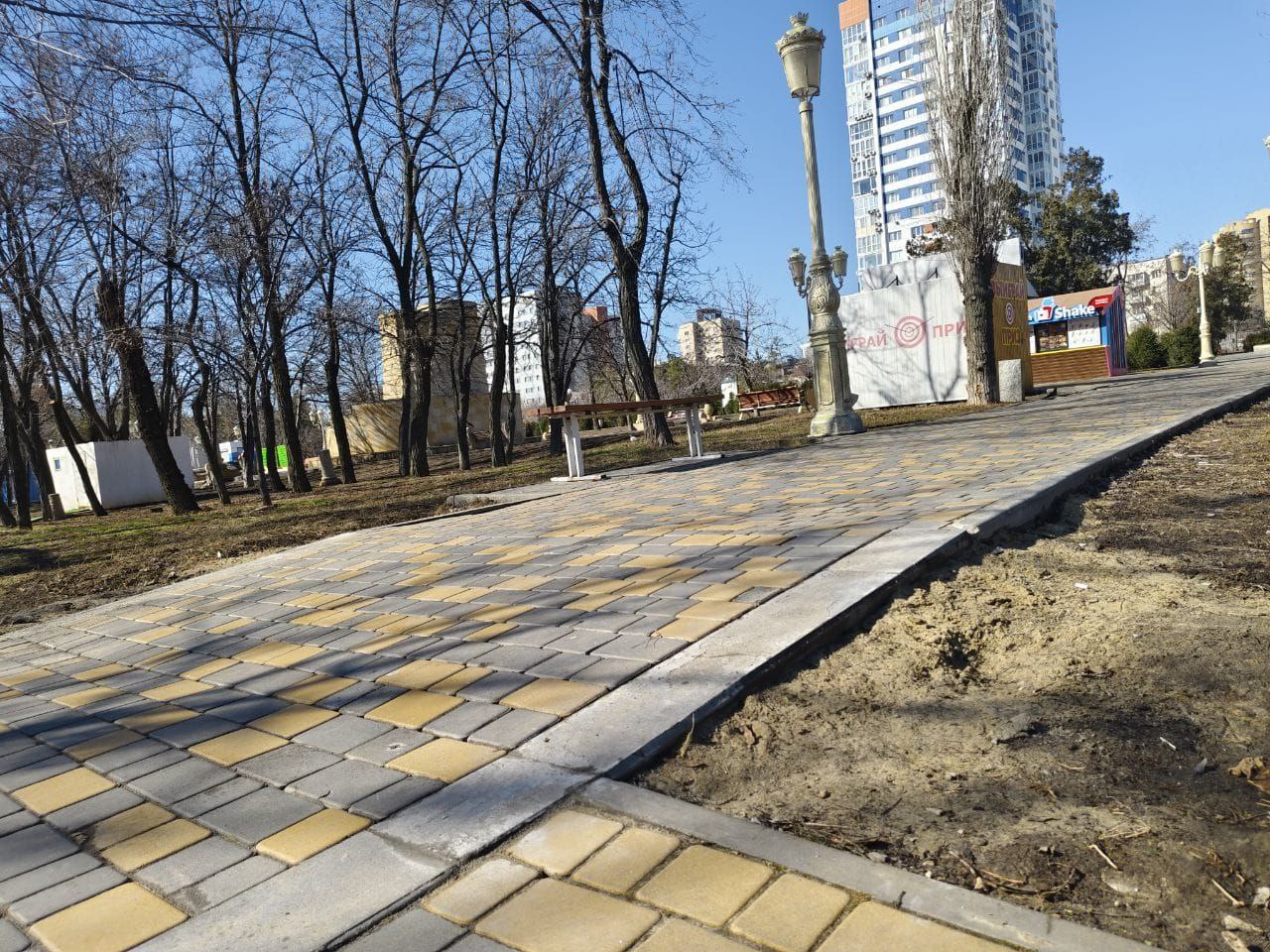 В Волгограде приступили к обновлению плитки на пешеходной зоне в парке Баку