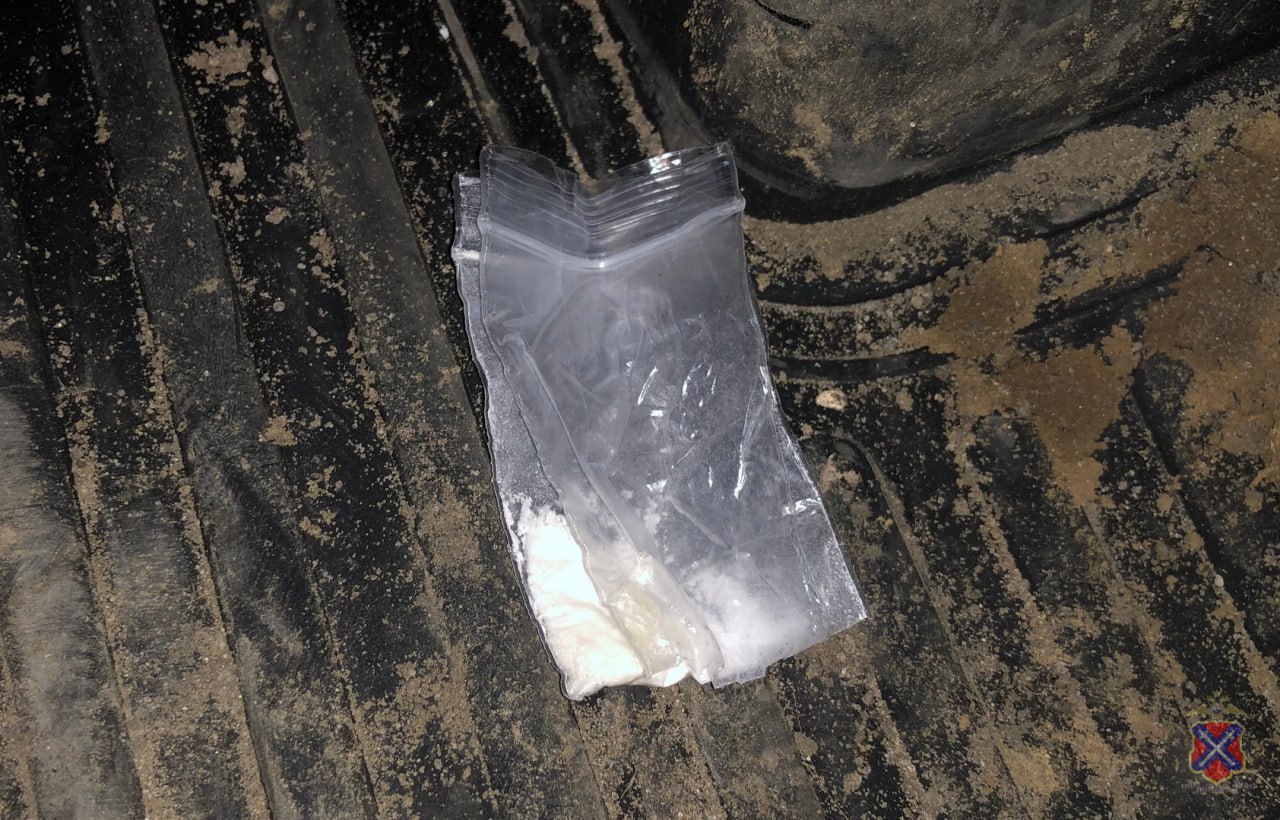 У подозрительного пассажира такси нашли пакет с порошком под Волгоградом