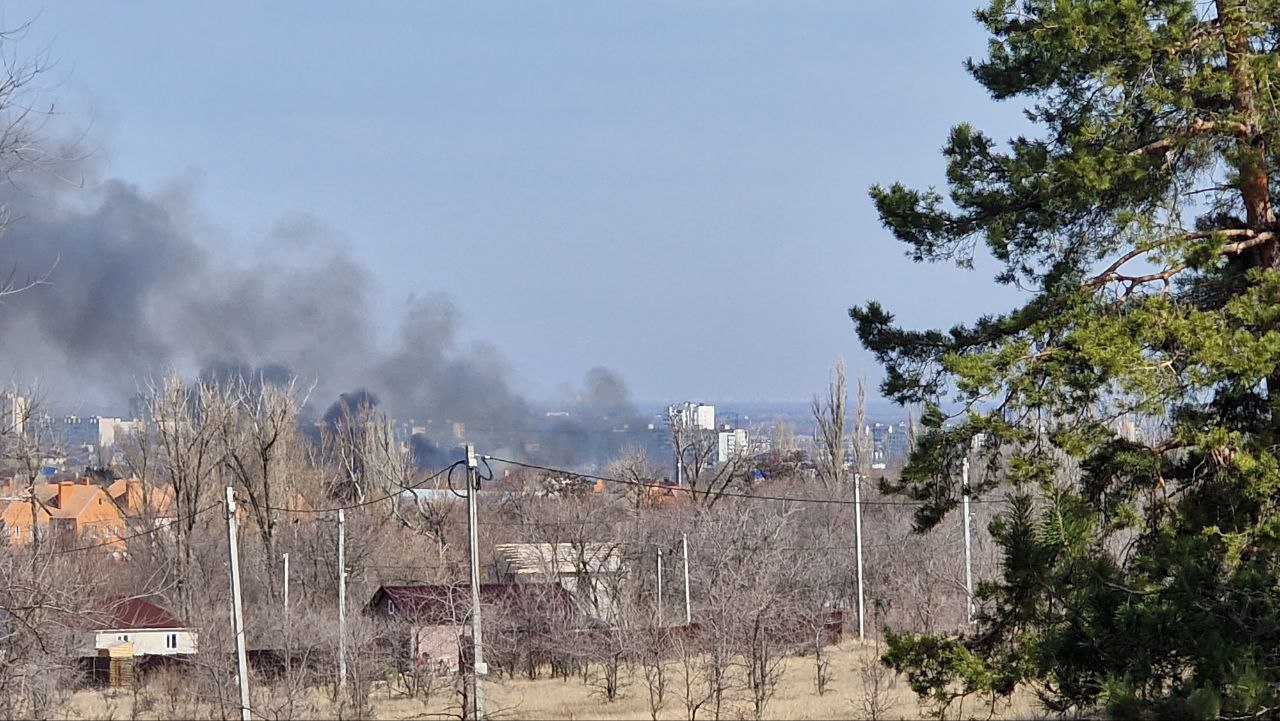 Огонь охватил сухостой в Кировском районе Волгограда