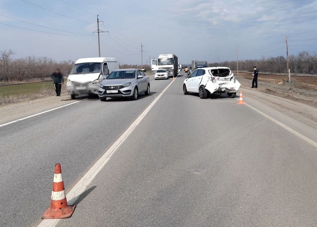 Автомобилист и несовершеннолетняя пострадали в массовом ДТП в Волгоградской области