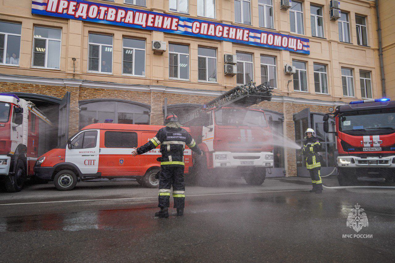 Волгоградского огнеборца торжественно проводили на пенсию